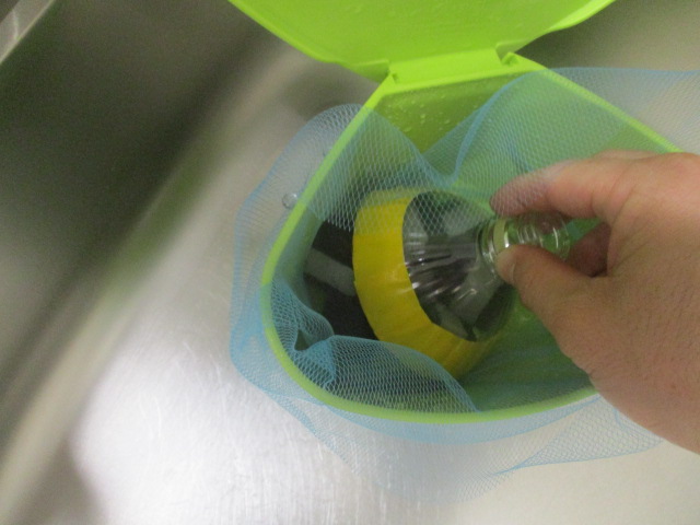 水切り器を使用して三角コーナーの水切りを行う様子