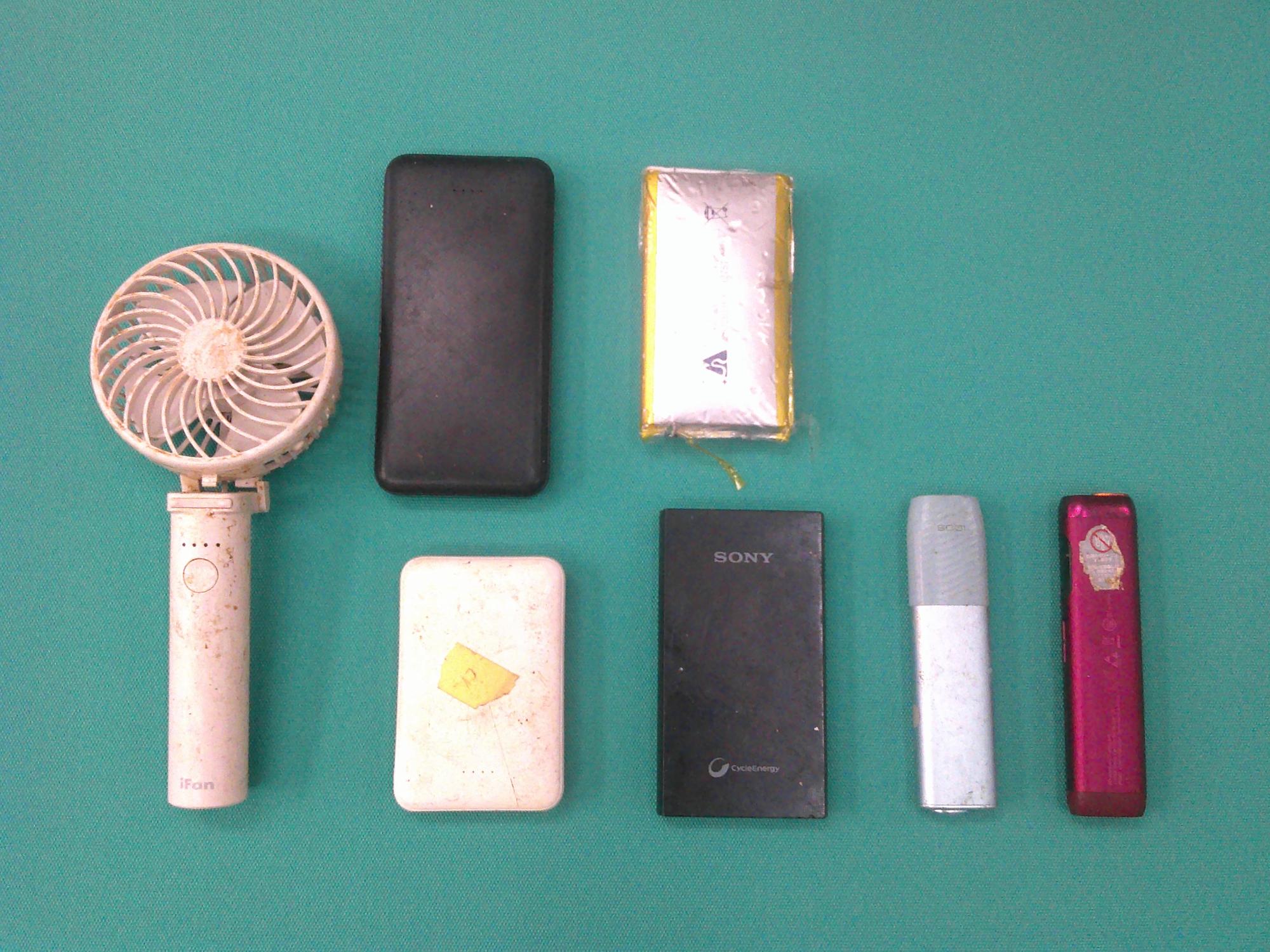 プラスチックごみに混入されたリチウムイオン電池の写真