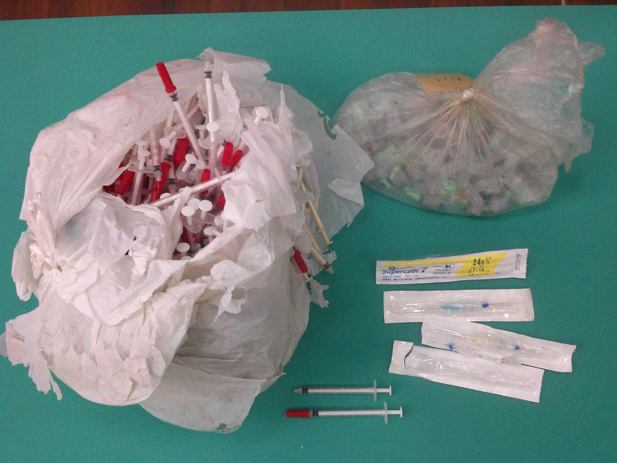 プラスチックごみに混入された注射器の写真